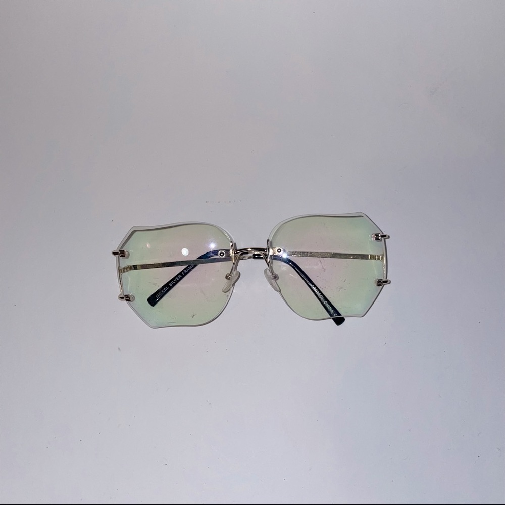 Super fly Y2k (00s) bubble lense sunglasses with gold frame and unique shape